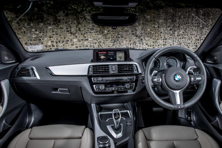 Торпедо BMW M140i 3-Door (F21) 2016 года  (UK) (фото 13 из 17)